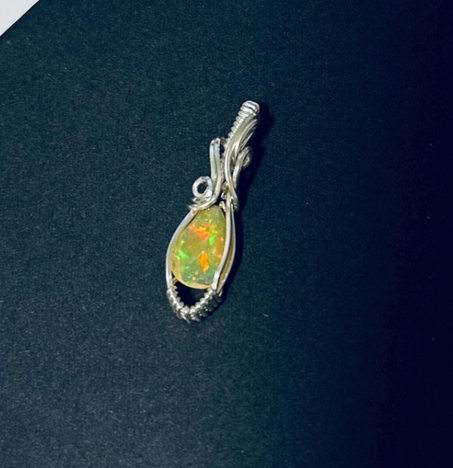 قلادة من حجر الأوبال الإثيوبي الطبيعي متعدد الأوجه، قلادة من الفضة الإسترلينية عيار 925 ملفوفة بسلك، مجوهرات مصنوعة يدويًا للارتداء اليومي أو المناسبات الخاصة