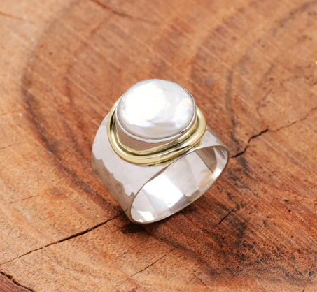 خاتم من الفضة الإسترلينية المطروقة: شريط عريض من لؤلؤ المياه العذبة ثنائي اللون