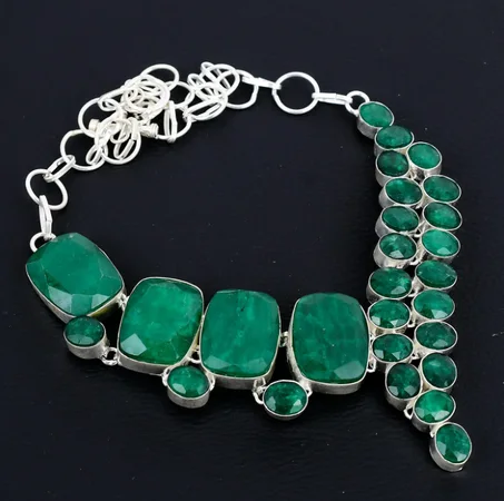 قلادة مصنوعة يدويًا من الفضة الإسترلينية عيار 925 مرصعة بزمرد زامبي - سلسلة قابلة للتعديل