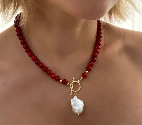 Collier de perles de corail rouge avec pendentif de perles baroques