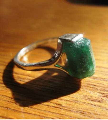 خاتم من الفضة الإسترلينية مرصع بعينة من الزمرد الأخضر الخام الأصلي، وحجر ياقوت أحمر مصنوع يدويًا، وعينة معدنية طبيعية، متوفر بمقاسات 4، 5، 6، 7، 8، 9، 10، ونصف مقاس، ومقاس فردي.