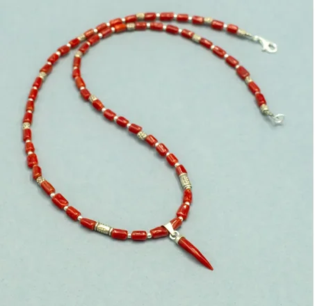 قلادة من المرجان السرديني: قلادة من المرجان الأحمر والفلفل، من الفضة الإسترلينية