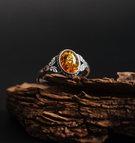 خاتم من الفضة الإسترلينية مع عنبر البلطيق الكونياك الطبيعي ورقائق الذهب