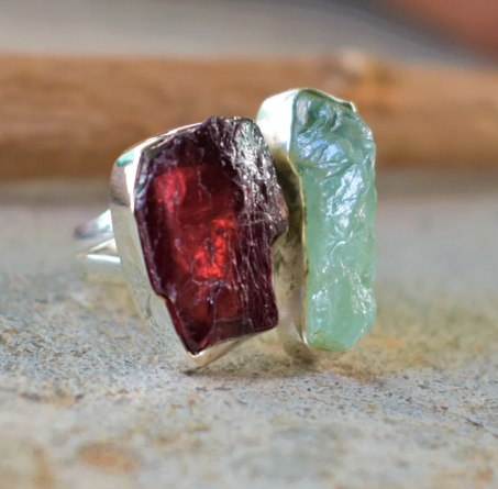 خاتم من الفضة الإسترلينية مرصع بحجرين، أحدهما من الأكوامارين الخام والآخر من الغارنيت