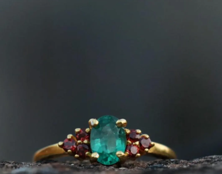 خاتم من الزمرد والعقيق: خاتم رقيق قابل للتكديس من الفضة الإسترلينية المطلية بالذهب عيار 18 قيراطًا