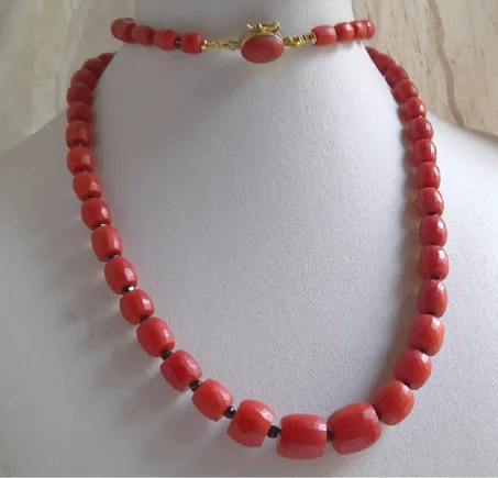 قلادة طويلة عتيقة من المرجان المتوسطي الطبيعي والسبينيل الأسود