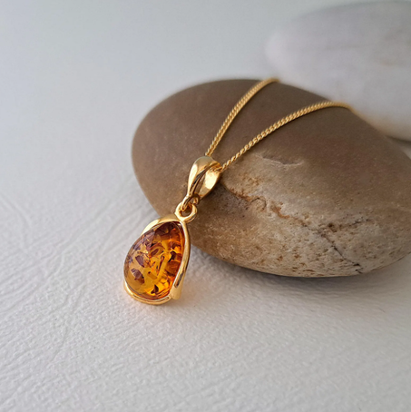 قلادة صغيرة من العنبر البلطيقي على سلسلة مطلية بالذهب عيار 24 قيراطًا