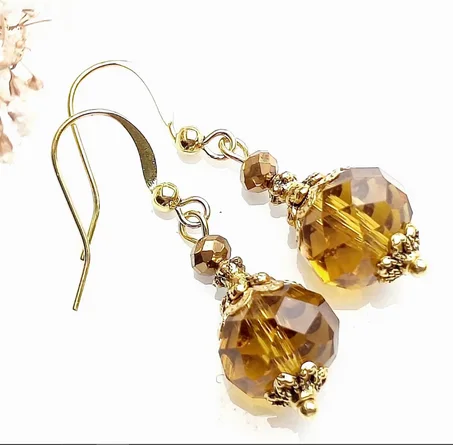 أقراط من الخرز الزجاجي الأصفر والذهبي والتوباز