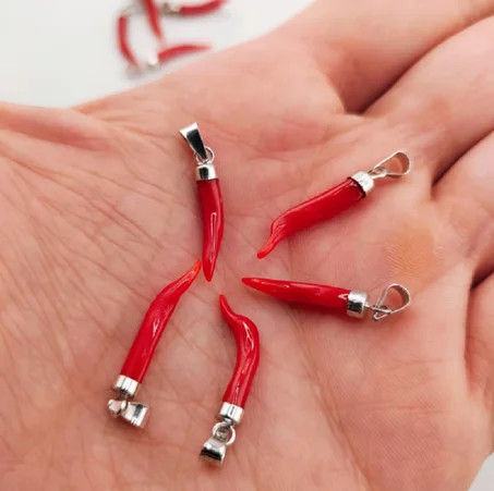 قلادة قرن الحظ من المرجان الأحمر الطبيعي مصنوعة يدويًا من الفضة عيار 925