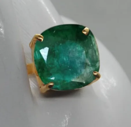 خاتم  بالذهب عيار 14 قيراطًا مرصع بزمرد خام