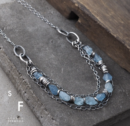 قلادة من الفضة الإسترليني المؤكسدة، مجوهرات مصنوعة يدوياً مع حجر الزبرجد الأزرق الخام