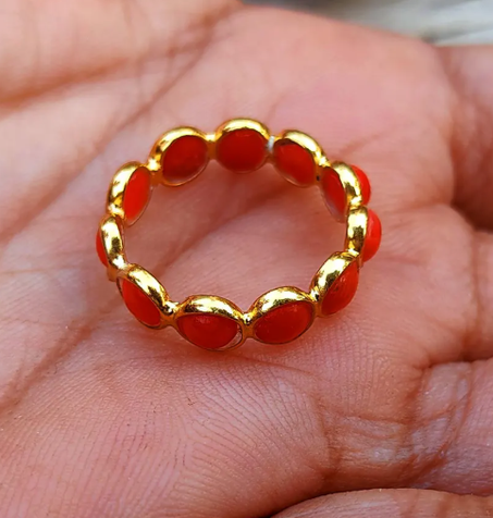 خاتم كورال إتيرنتي باند: فضة إسترلينية مطلية بالذهب عيار 22 قيراطًا، مصنوع يدويًا