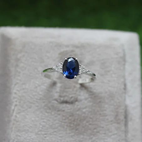 خاتم بيضاوي من الياقوت الأزرق: خاتم وعد مُلتوي من الفضة الإسترليني