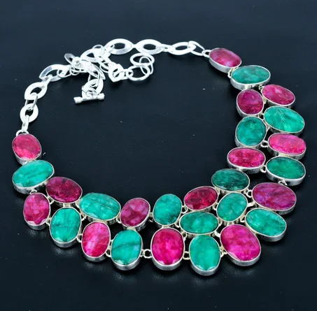 قلادة من الفضة الاسترلينية مرصعة بالياقوت والزمرد: مجوهرات مصنوعة يدويًا من الأحجار الكريمة