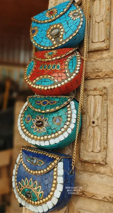 حقيبة يد مصنوعة يدوياً من الأحجار الكريمة