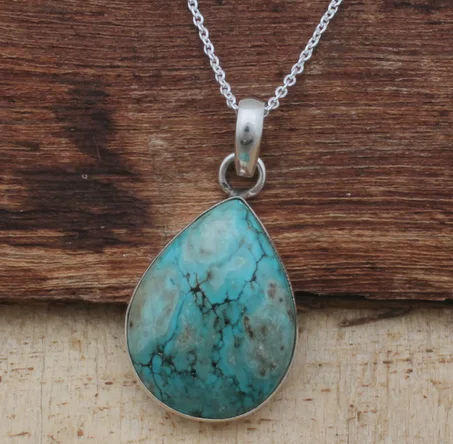 قلادة مصنوعة يدوياً على شكل كمثرى من الفيروز التبتي: فضة إسترليني عيار 925