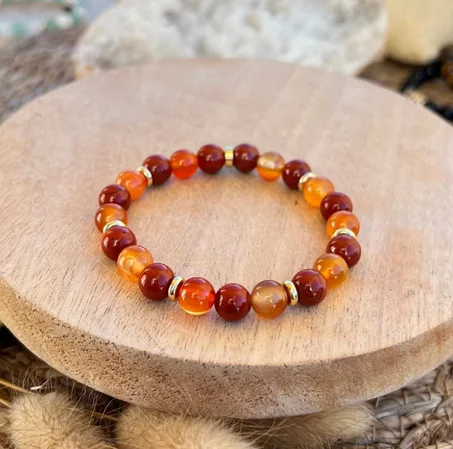 سوار من العقيق الأحمر واليشب الأحمر والفولاذ المقاوم للصدأ المطلي بالذهب