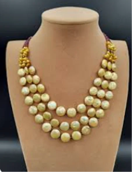 Collier, Collier Mi-Long, Perle de Culture d'eau douce pièce doré et grenat.