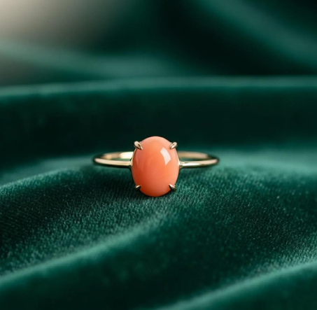 خاتم من الفضة الإسترلينية مع مرجان بيضاوي: إطار مطلي بالذهب