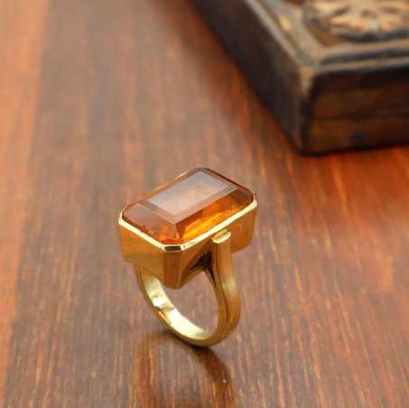 خاتم ذهبي مستطيل الشكل بحجر العنبر: مجوهرات كوكتيل عصرية