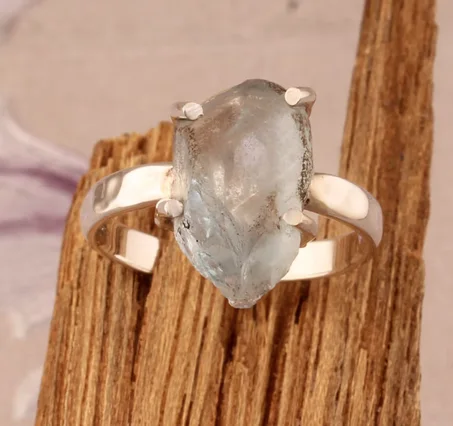 خاتم من الفضة الإسترليني عيار 925 مرصع بحجر الزبرجد الخام: بلورة علاجية قابلة للتعديل