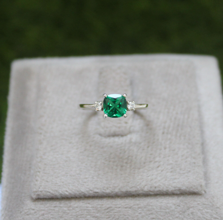 خاتم خطوبة مصنوع يدويًا من الفضة الإسترلينية مرصع بزمرد مقطوع بشكل وسادة