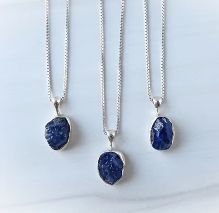 قلادة من الياقوت من الفضة الإسترلينية • قلادة من الياقوت الخام • قلادة من الياقوت الإسترليني • قلادة من الياقوت الأزرق الخام • حجر الميلاد لشهر سبتمبر