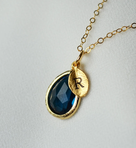 قلادة شخصية بحجر ميلاد شهر سبتمبر: ياقوت أزرق على شكل دمعة، حرف أولي شخصي