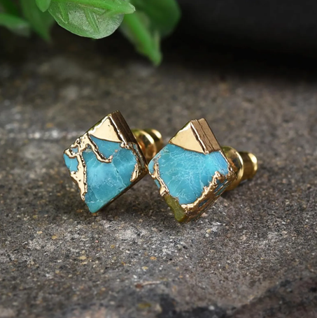 أقراط هندسية من النحاس والفيروز: أقراط من الذهب عيار 18 قيراطًا والأحجار الكريمة