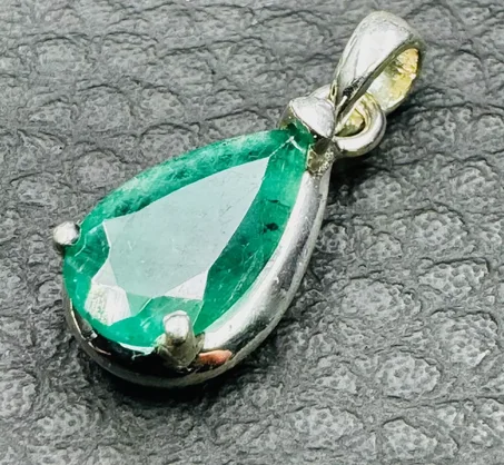 Pendentif en Émeraude « Qualité Gemme » du Brésil