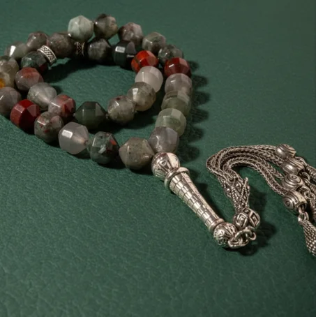 سبحة حجر الدم طبيعي بقصة اسطوانية انيقة