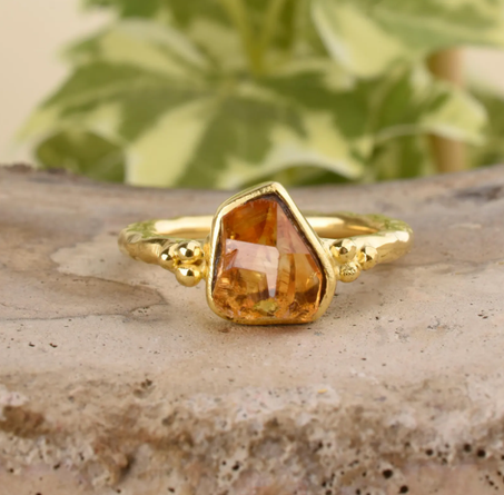 خاتم من حجر السترين الخام مصنوع يدويًا: ذهب مطروق عيار ١٨ قيراطًا، فضة إسترلينية عيار ٩٢٥