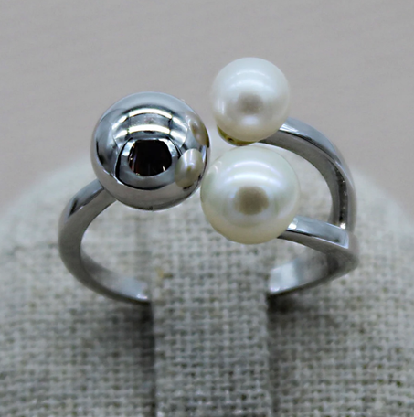 خاتم من اللؤلؤ الأبيض المزروع، مصنوع من الفضة الإسترلينية عيار 925، تتكون هذه القطعة من المجوهرات من لؤلؤتين مزروعتين بالمياه العذبة وحبة فضية.