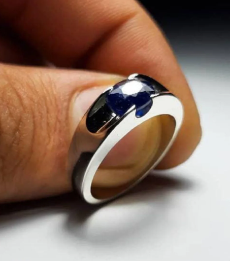 خاتم مصنوع يدويًا من الفضة الإسترلينية عيار 925، مرصع بحجر ياقوت سيلان أزرق طبيعي عيار 3 قيراط.