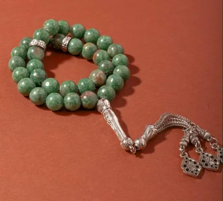 سبحة انيقة حجر طبيعي ميكا