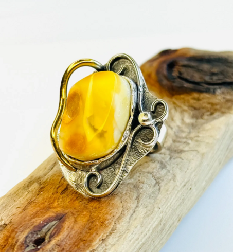 خاتم عنبر بالتيك الحليبي - فضة إسترلينية مع لمسات ذهبية مصنوعة يدويًا - خاتم فني قابل