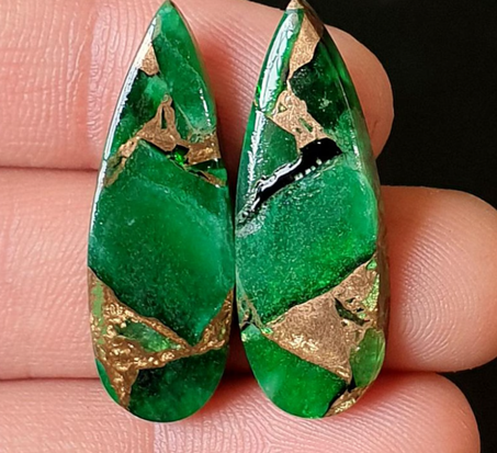 فص حجر زمرد كريم كابوشون ، تتخلله شوائب من النحاس , أقراط لصنع المجوهرات