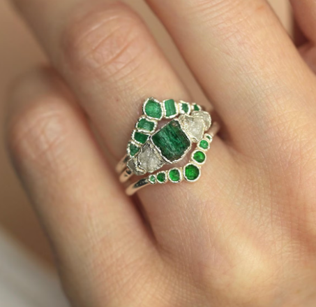 طقم أو فريد // خاتم زواج من الزمرد الخام. طقم زفاف مُصمم حسب الطلب، خاتم كريستال زمرد، خاتم خطوبة من الزمرد الطبيعي، خاتم ألماس خام.