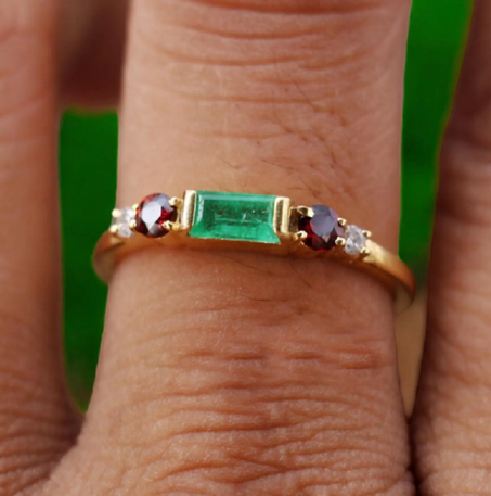 خاتم فضة إسترليني مطلي بالذهب مرصع بالأحجار الكريمة : الزمرد والغارنيت و الألماس