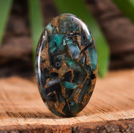 فص حجر زمرد كريم كابوشون ، تتخلله شوائب من النحاس , أقراط لصنع المجوهرات