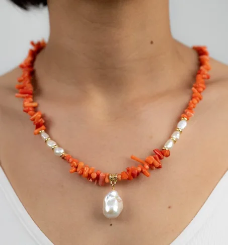 Collier boho-hippi en corail avec pendentif de perles baroques
