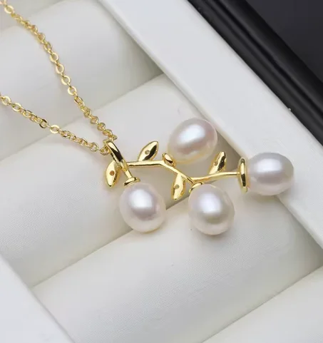 قلادة لؤلؤ المياه العذبة الطبيعية للنساء على شكل شجرة لطيفة