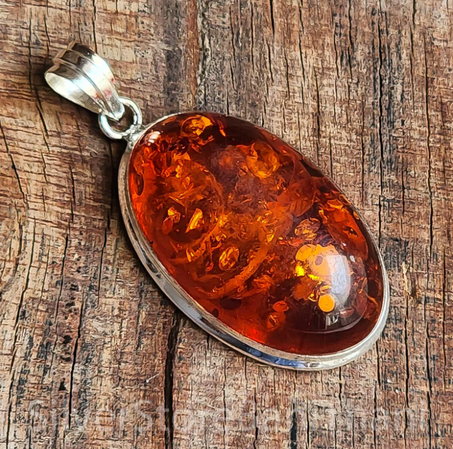 قلادة مصنوعة يدويًا من العنبر البلطيقي: قلادة من الفضة الإسترلينية عيار 925