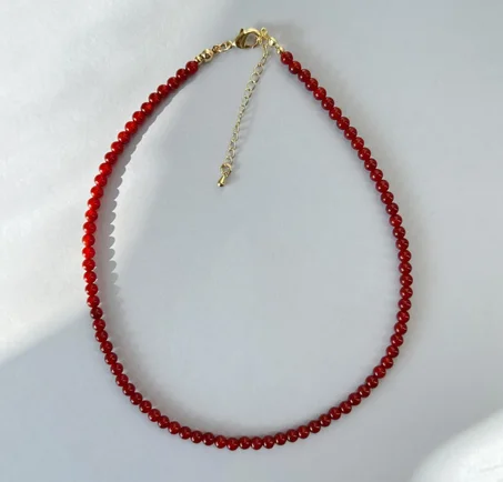 قلادة من العقيق الأحمر بتصميم بسيط، قلادة رقيقة من العقيق، قلادة من الأحجار الطبيعية الحمراء، قلادة من خرز الكريستال الأحمر الياقوتي، قلادة قصيرة