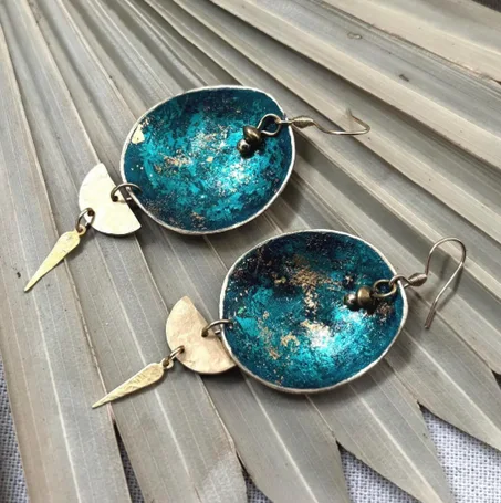 أقراط من النحاس المطلي. أصباغ ذهبية، أزرق-فيروزي-أخضر.