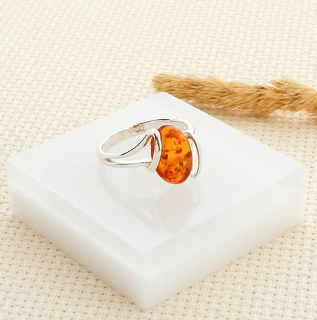 خاتم من الفضة والعنبر الأصلي