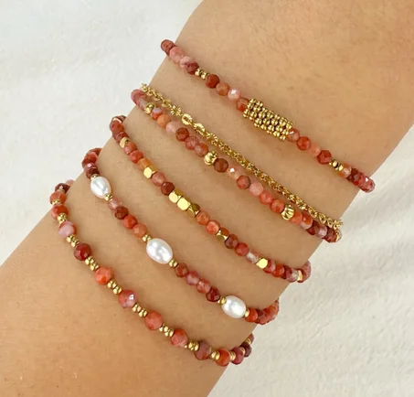 سوار من الفولاذ المقاوم للصدأ مرصع بأحجار العقيق الطبيعي والعقيق الأحمر، مع تعليقات ذهبية.