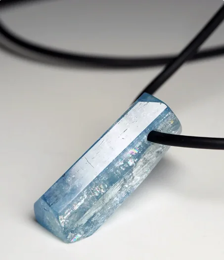 قلادة من حجر الزبرجد الطبيعي، مرصعة بحجر البريل الأزرق، مزودة بمشبك من الذهب عيار 18 قيراطًا، قلادة مناسبة للجنسين، مجوهرات شهر مارس، هدية عيد ميلاد