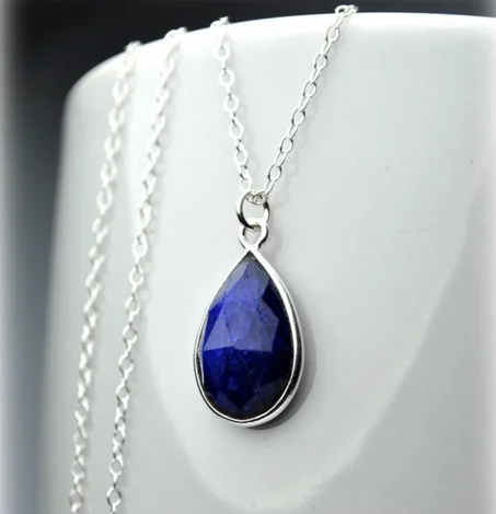 قلادة من الياقوت الأزرق الأصلي على سلسلة من الفضة الإسترلينية | قلادة من الياقوت الأزرق بحجر ميلاد سبتمبر | قلادة على شكل دمعة من الحجر الأزرق | هدية عيد ميلاد للنساء
