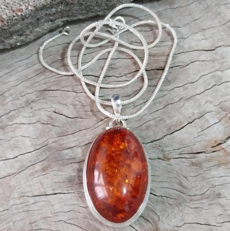 قلادة من العنبر البلطيقي، مجوهرات مصنوعة يدويًا من الفضة الإسترلينية والأحجار الكريمة